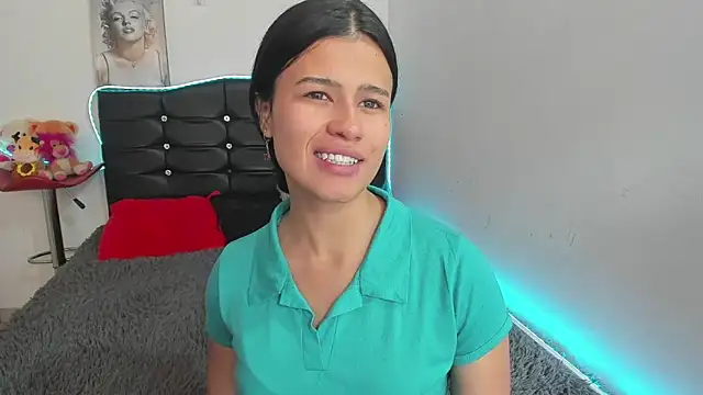 LatinaQueen23 online show from May 2026 04:03:01 PM