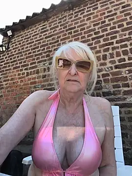 Heidiblueeyes online show from May 2026 01:19:01 PM