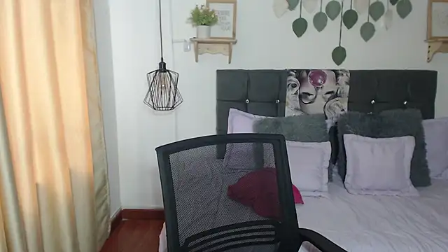 Emma hassani online show from April 2026 02:10:02 PM