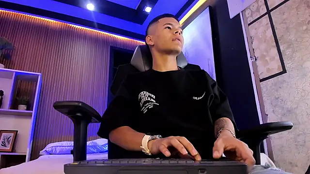 DylanRoyce  online show from April 2026 12:16:02 PM