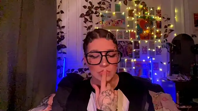 Snapshot of moonvampiq chatting on February 2026 11:04:02 PM moonvampiq online show from February 2026 11:04:02 PM