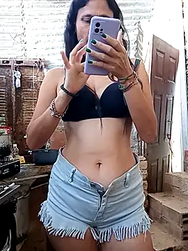 yuliitza4 online show from April 2026 02:08:01 PM