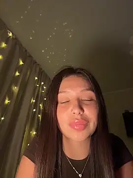 Snapshot of Fragile_Tease chatting on March 2026 03:11:01 PM Fragile Tease online show from March 2026 03:11:01 PM