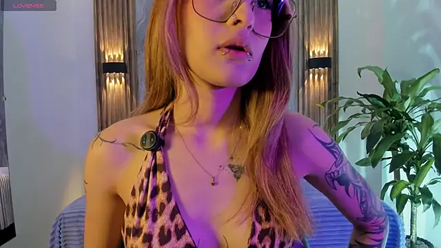 Melodylanee online show from May 2026 11:04:02 AM