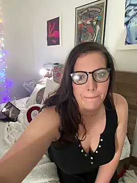 hollyharmd online show from April 2026 02:45:01 AM