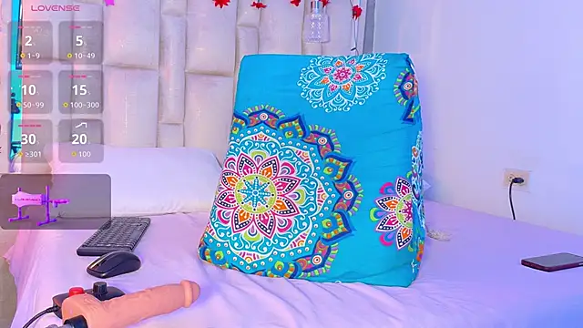 Snapshot of Bella-Sanders chatting on May 2026 11:16:02 AM Bella-Sanders online show from May 2026 11:16:02 AM