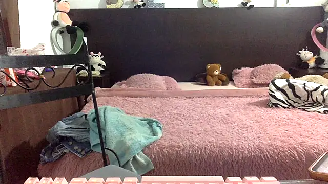 Snapshot of mommy-Milf chatting on April 2026 02:05:01 AM mommy-Milf online show from April 2026 02:05:01 AM