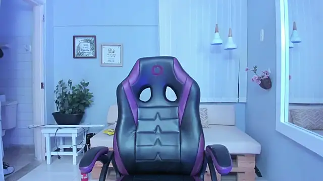 Nahomy Collins  online show from April 2026 07:42:01 PM