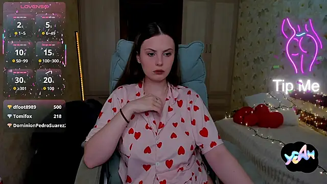 LoraTempt online show from June 2026 04:33:01 PM
