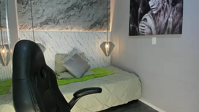 Esmeralda  18 online show from April 2026 07:04:02 PM