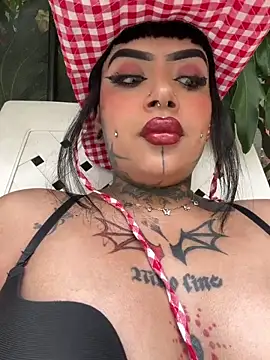 LauriInk1 online show from April 2026 07:11:01 PM