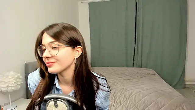 LareeGuzzo online show from March 2026 06:14:02 PM