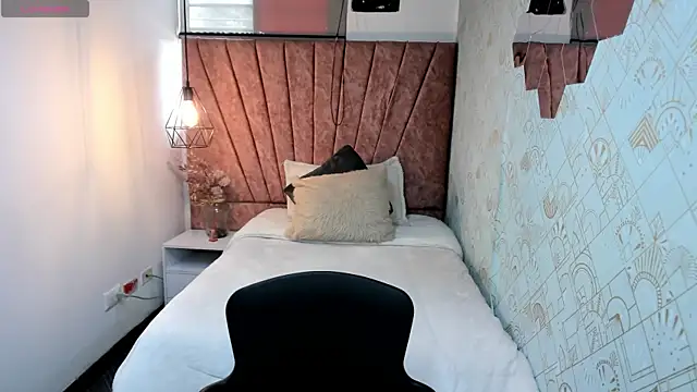 Zoe  Taylor   online show from May 2026 02:45:01 PM
