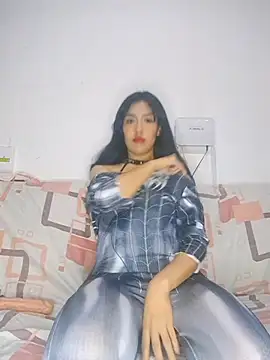 Snapshot of LYNNRmo chatting on April 2026 05:02:02 AM LYNNRmo online show from April 2026 05:02:02 AM