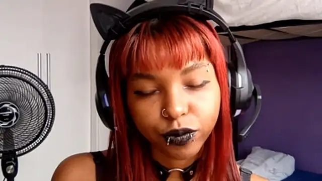 Snapshot of emilycloves chatting on March 2026 02:31:02 PM emilycloves online show from March 2026 02:31:02 PM