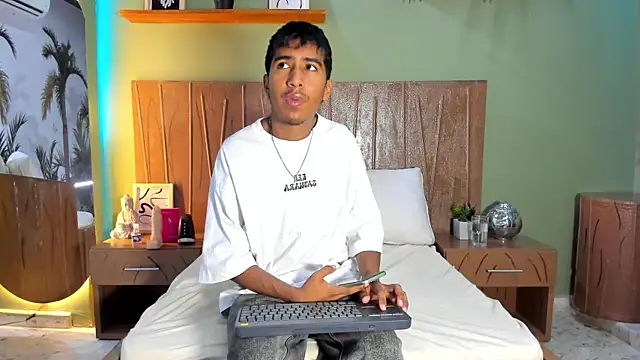 Snapshot of Ender_h0tt chatting on July 2026 10:09:01 PM Ender h0tt online show from July 2026 10:09:01 PM