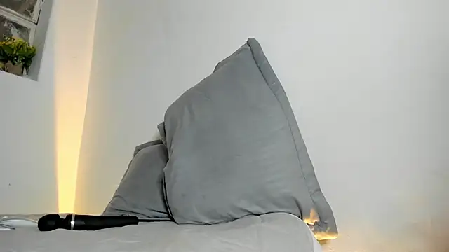 Hannah White  online show from July 2026 07:49:02 PM
