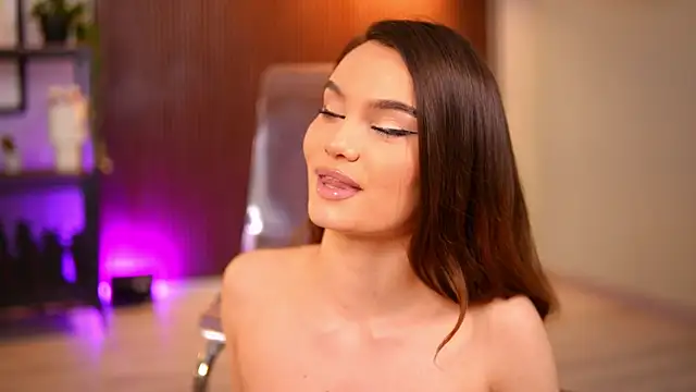 Lena Laurent online show from May 2026 04:04:02 PM