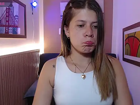 Moonna linnda online show from April 2026 07:26:01 PM