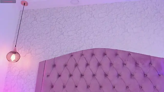 saraa joness  online show from April 2026 06:17:02 PM