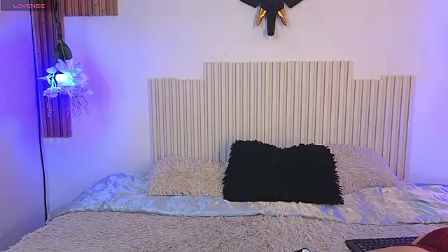 Snapshot of VixenxO chatting on March 2026 05:52:01 PM VixenxO online show from March 2026 05:52:01 PM