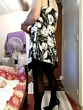 stephie83 online show from May 2026 03:51:01 PM