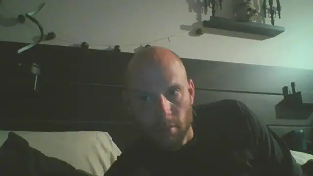 Snapshot of CaptCraker chatting on April 2026 04:10:02 AM CaptCraker online show from April 2026 04:10:02 AM