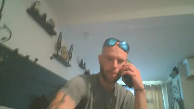 Snapshot of CaptCraker chatting on April 2026 09:35:01 PM CaptCraker online show from April 2026 09:35:01 PM