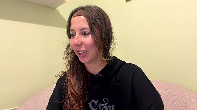 Snapshot of Julieta_Jol chatting on May 2026 01:30:02 PM Julieta Jol online show from May 2026 01:30:02 PM