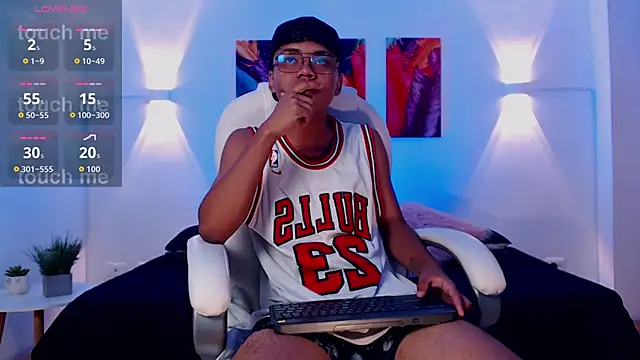 Snapshot of thiagosterling chatting on April 2026 11:27:02 PM thiagosterling online show from April 2026 11:27:02 PM