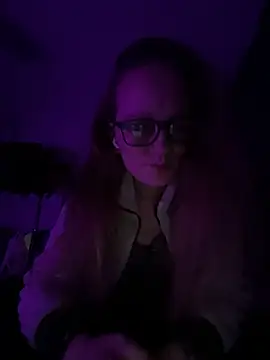 LizzieZ1975 online show from May 2026 11:56:01 PM