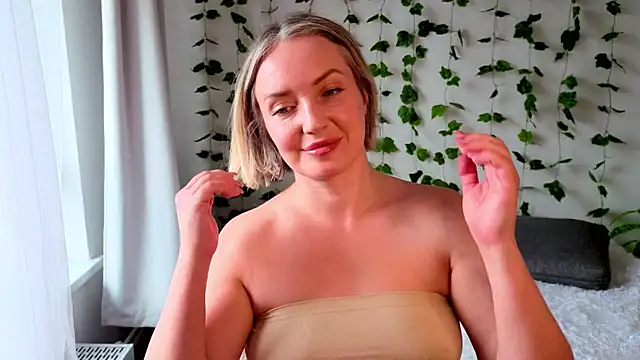 MonikFoxi online show from July 2026 05:01:01 AM