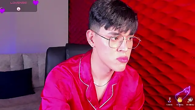 Snapshot of Tom_Parker_ chatting on May 2026 03:36:01 AM Tom Parker online show from May 2026 03:36:01 AM