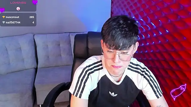 Snapshot of Tom_Parker_ chatting on June 2026 03:41:02 AM Tom Parker online show from June 2026 03:41:02 AM