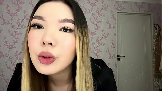 Snapshot of MadeleneStoesz chatting on March 2026 05:44:02 AM MadeleneStoesz online show from March 2026 05:44:02 AM