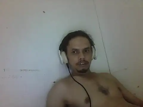 Snapshot of Raku2386 chatting on April 2026 05:35:02 AM Raku2386 online show from April 2026 05:35:02 AM