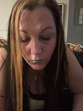 Snapshot of Queenemerald chatting on April 2026 02:34:01 AM Queenemerald online show from April 2026 02:34:01 AM