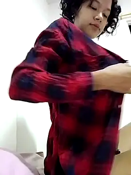 Snapshot of Yi_Uzi chatting on June 2026 01:32:01 AM Yi Uzi online show from June 2026 01:32:01 AM