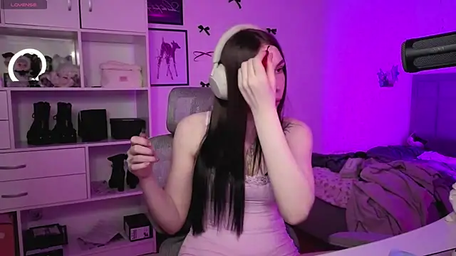 Snapshot of JustEvalove chatting on April 2026 04:48:01 PM JustEvalove online show from April 2026 04:48:01 PM