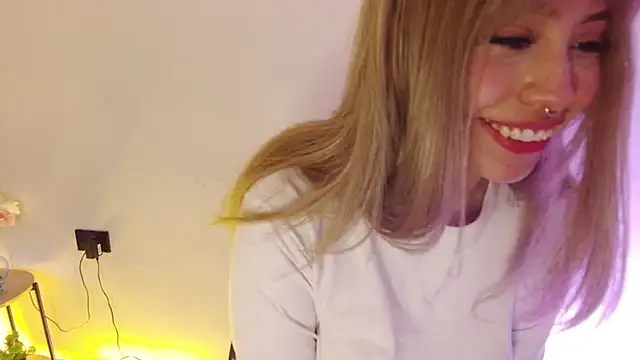 Snapshot of Evannia chatting on May 2026 04:07:02 AM Evannia online show from May 2026 04:07:02 AM