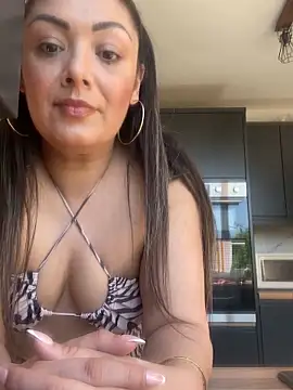 AmeliaUK online show from April 2026 11:43:01 AM