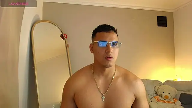 Snapshot of Maxi_and_Ares chatting on April 2026 07:11:02 PM Maxi and Ares online show from April 2026 07:11:02 PM