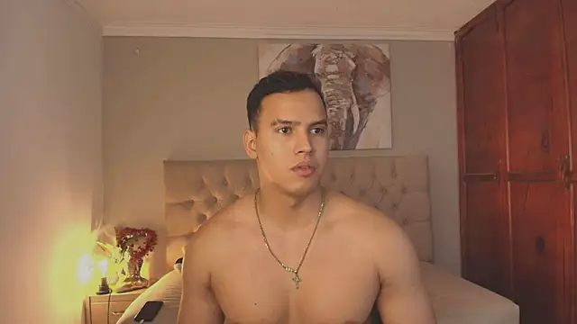 Snapshot of Maxi_and_Ares chatting on April 2026 10:12:02 PM Maxi and Ares online show from April 2026 10:12:02 PM
