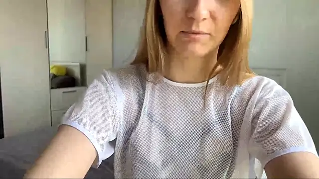 Snapshot of vinniedi chatting on April 2026 11:44:01 AM vinniedi online show from April 2026 11:44:01 AM