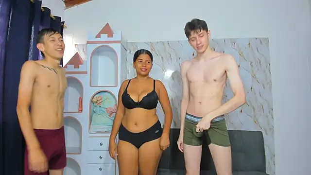 Snapshot of playhouse_couple chatting on April 2026 01:44:02 PM playhouse couple online show from April 2026 01:44:02 PM