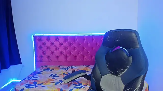 Snapshot of val_andBry chatting on April 2026 08:47:01 PM val andBry online show from April 2026 08:47:01 PM