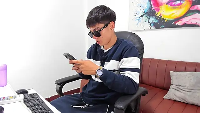 Snapshot of Thebestboyhot chatting on April 2026 05:12:02 AM Thebestboyhot online show from April 2026 05:12:02 AM