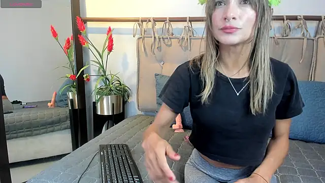 Snapshot of alma_rose_ chatting on April 2026 07:53:02 PM alma rose online show from April 2026 07:53:02 PM