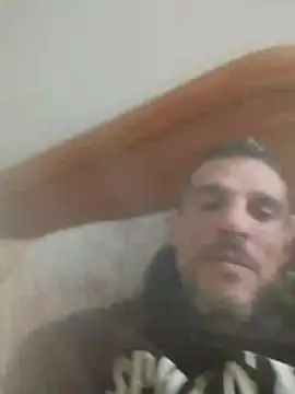 Snapshot of Guillelp chatting on May 2026 11:44:01 PM Guillelp online show from May 2026 11:44:01 PM