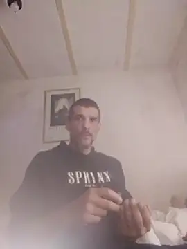 Snapshot of Guillelp chatting on May 2026 12:33:01 PM Guillelp online show from May 2026 12:33:01 PM